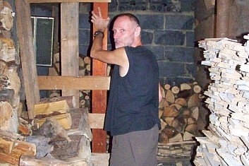 Dřevo v kůlně je potřeba přerovnat! Radek se toho ujal.