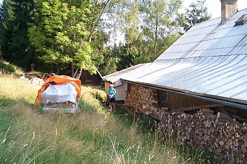 Loňské dříví se musí přemístit do dřevárky