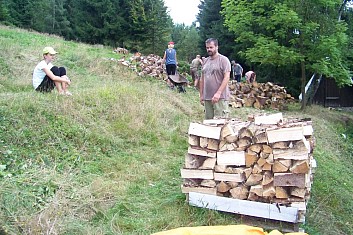 Mezitím brigádníci pilně pracují.