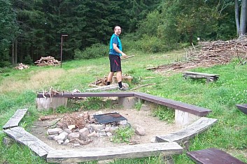 Také je potřeba udržovat oheň na buřty.