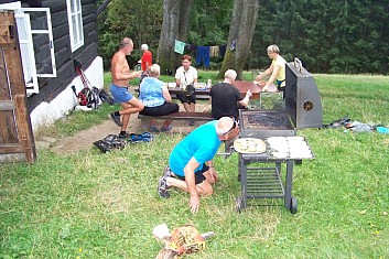 Ten, který spí v krmelci (Mirkovo indiánské jméno) jemně rozdmýchává oheň v grilu. Na tácku je připravena zelenina z vlastní zahrádky