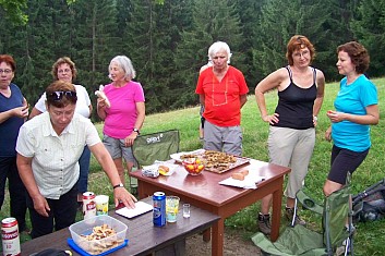Raut - mřížkový koláč v krabičce a smažené houby na tácu.