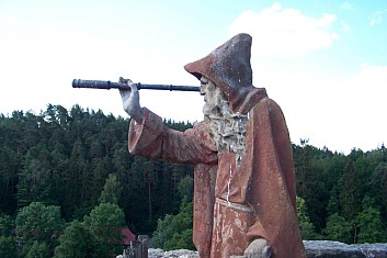 poustevník Samuel hledí do dálky