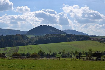 Starý Jičín se tyčí nad poli a pastvinami (IČ)