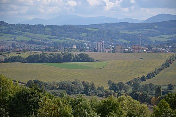 Nový Jičín jako na dlani. Vpravo je vidět nová rozhledna na Velkém Javorníku. (IČ)