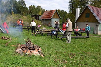 Jsme na místě (a už to čudí)  (IČ)