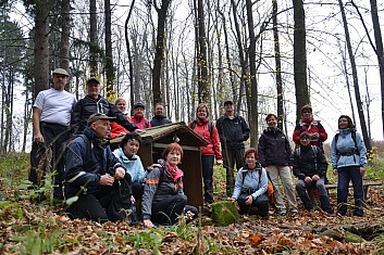 Turisté u turistické studánky (IČ)