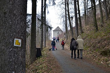 Turistická značka nás bezpečně vede správnou cestou (IČ)