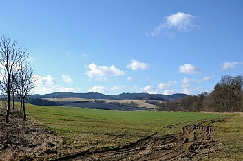 Před námi se rýsují kopečky Hostýnsko-Vsetínské hornatiny (IČ)