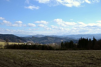 Pod námi v údolí leží Oznice (IČ)