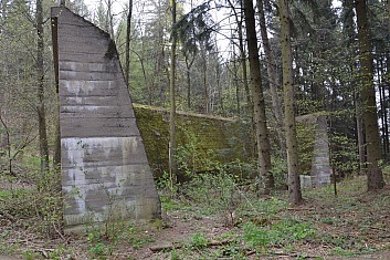 Stavba je dávno opuštěná, ale mostní pilíře stále stojí (IČ)
