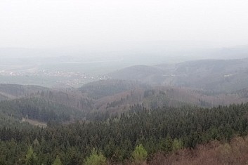 Z rozhledny je kruhový výhled (MN)