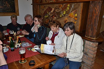 Konečně jsme si sedli (je tu pěkně plno) (IČ)