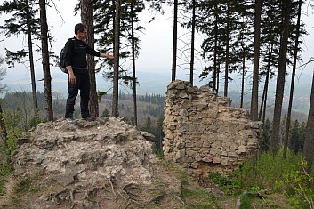 Zde stával slavný Střílecký hrad ... ... a tohle z něho zbylo! (IČ)