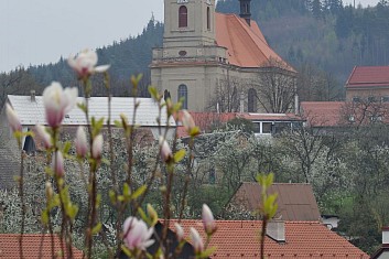 Střílecký kostel (při příchodu po silnici) (IČ)