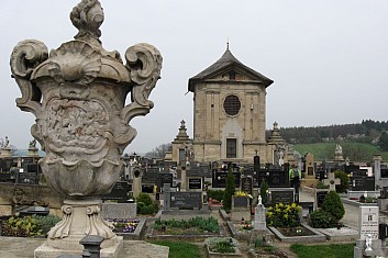 Ozdobou Střílek je hřbitov s krásnou sochařskou výzdobou. (VČ)