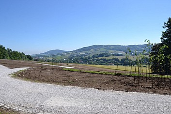 Výhled na Puntík přes nově budované sluneční lázně (IČ)