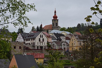 Pohled přes řeku na kostel (IČ)
