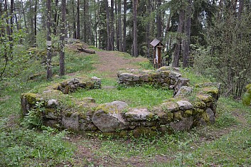 Na Šibeničním vrchu se zachovaly základy šibenice (IČ)