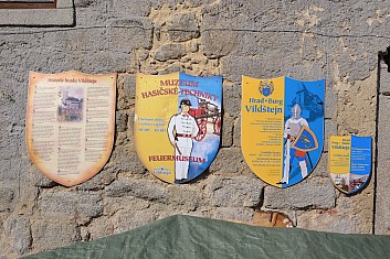 Na hradě sídlí muzeum hasičské techniky (IČ)