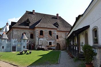 Část hradu je opravená, na zbytku se pracuje (IČ)