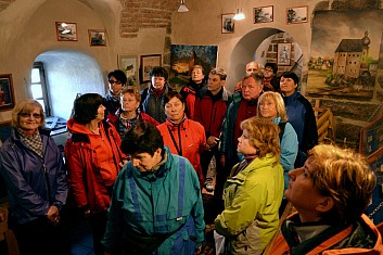 Prohlížíme si hradní kapli (IČ)