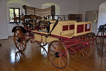 O patro výš je expozice hasičské techniky (IČ)