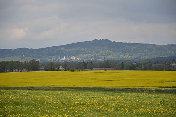 Pohled na Skalnou na úpatí Lužského vrchu (IČ)