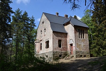 Vila Marta. Má novou střechu, tak možná časem ožije. (IČ)