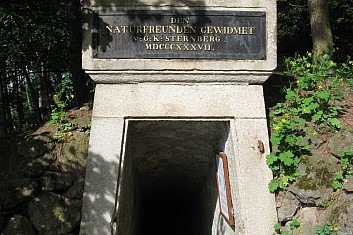 Vstup do bývalé průzkumné štoly. Tady prokázali sopečný původ hůrky (VČ)