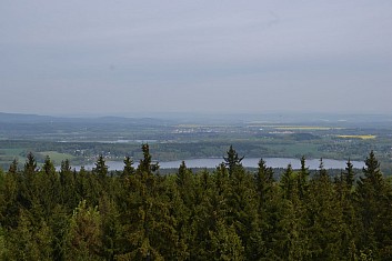 Za přehradou Skalka leží Cheb (IČ)