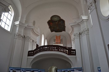 Výzdoba je velmi střídmá (IČ)