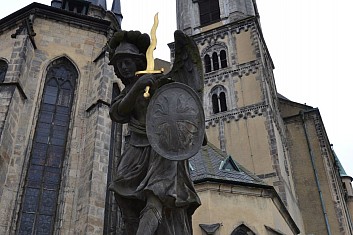 Pohled vzhůru z kostelních schodů (IČ)
