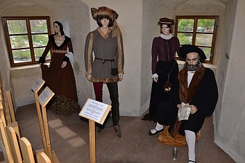 Výstava historického odívání v Mlýnské věži (IČ)