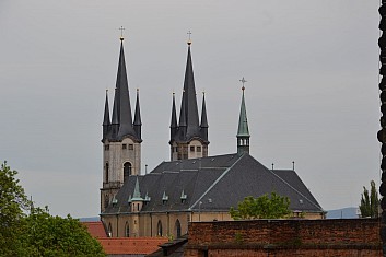 Věže kostela sv. Mikuláše byly zničeny na konci II. sv. války a teprve nedávno obnoveny (IČ)