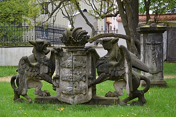 Městský znak v muzejní zahradě (IČ)