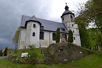 ... schody vedou do kostela (IČ)