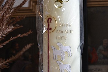 Kostel je zasvěcen Dobrému pastýři (der Gute Hirte) (IČ)