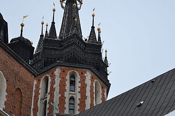 Každou hodinu troubí na věži trubač. Vidíte ho?