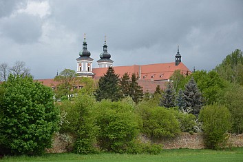 Bazilika sv. Jana Evangelisty za klášterní zahradou (IČ)
