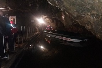 nasedáme do lodiček na plavbu po podzemní říčce Punkvě