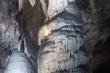 Poslední dóm - zastávka během plavby. Mohutný stalagnát.