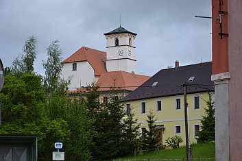 Hazlovský zámek je poněkud skrytý pohledům (IČ)