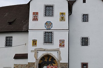 Brána zve k návštěvě, ale my musíme domů (IČ)