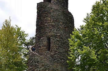 Krásenská rozhledna. Nekřoupejte Tatranky nebo se zřítí! (IČ)