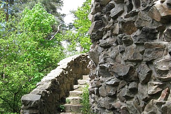 Schodiště se vine po vnější straně rozhledny (VČ)