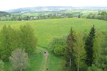 Z rozhledny je skvěý výhled do širokého okolí (VČ)