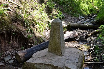 Tady je ten magický bod (uprostřed potoka) (IČ)