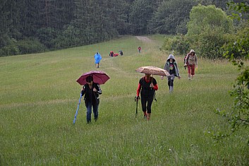 Sotva jsme vyšli, zastihla nás přeháňka (IČ)