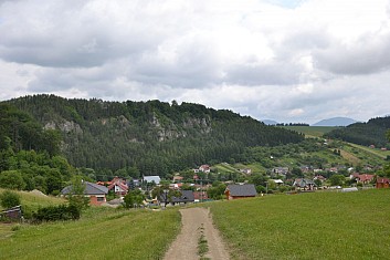 Skalní bradla nad obcí Majer (IČ)
